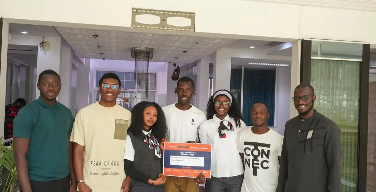 Étudiants du Groupe IAM présentant leur projet issu d’un challenge